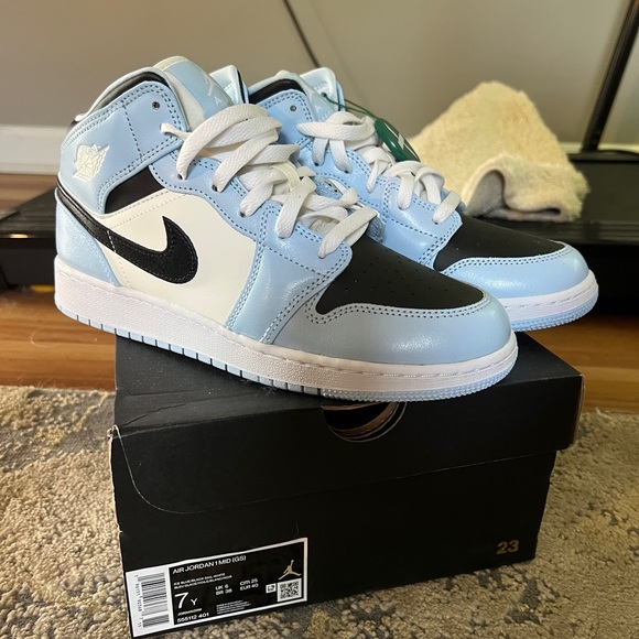 Air Jordan Mid “ice blue” size 7Y